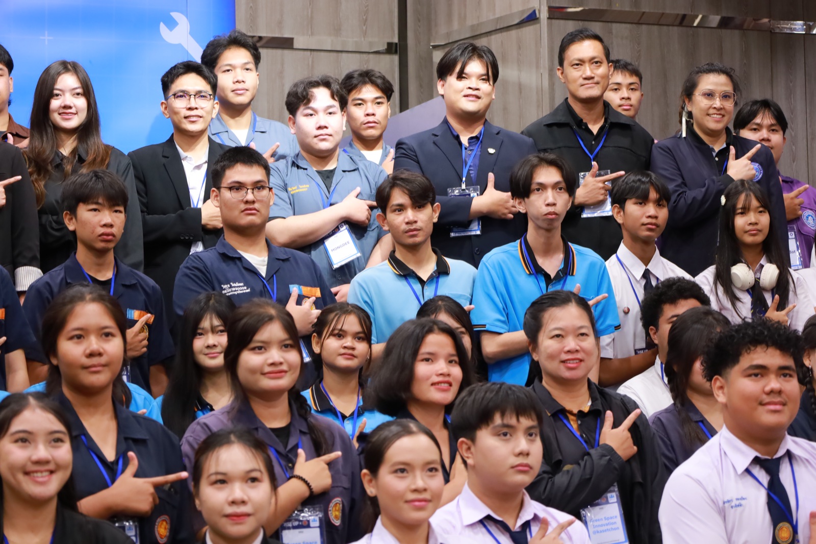 ผู้เข้าแข่งขันและทีมงานถ่ายภาพร่วมกันในกิจกรรม 1 Day at IMPACT