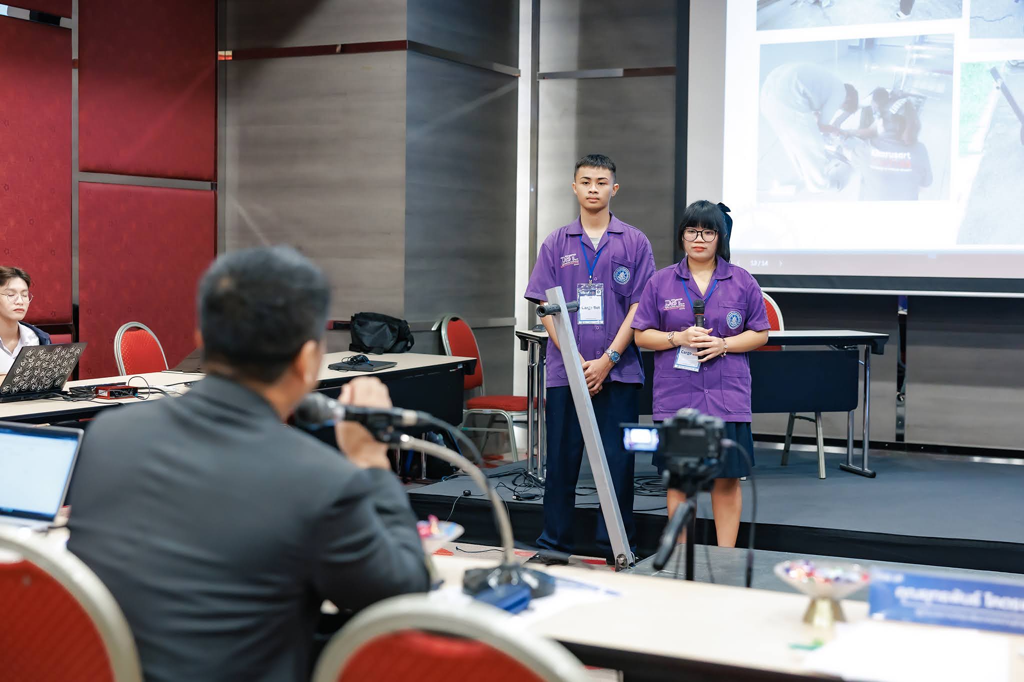 นักศึกษานำเสนอผลงานต่อคณะกรรมการในรอบ Final Pitching