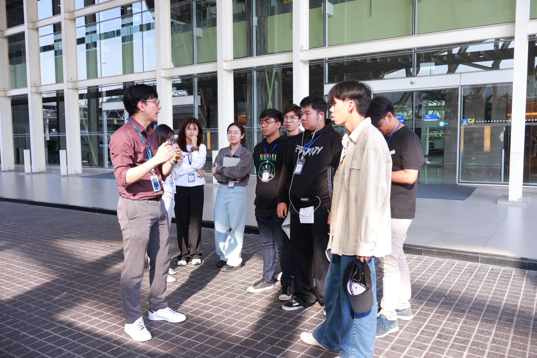 ผู้เข้าร่วมเรียนรู้การทำงานจากพนักงานอิมแพ็คในพื้นที่ปฏิบัติงานจริง